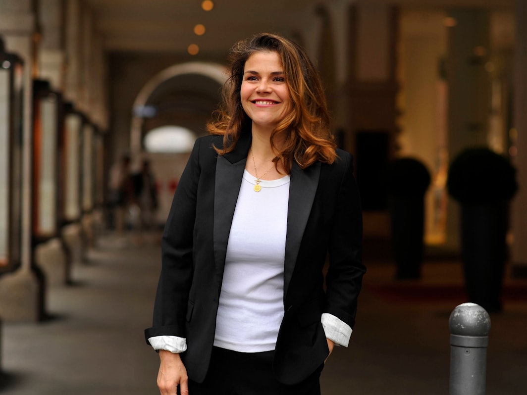 Katherina Wackernagel lächelt 2024 in Berlin in die Kamera.