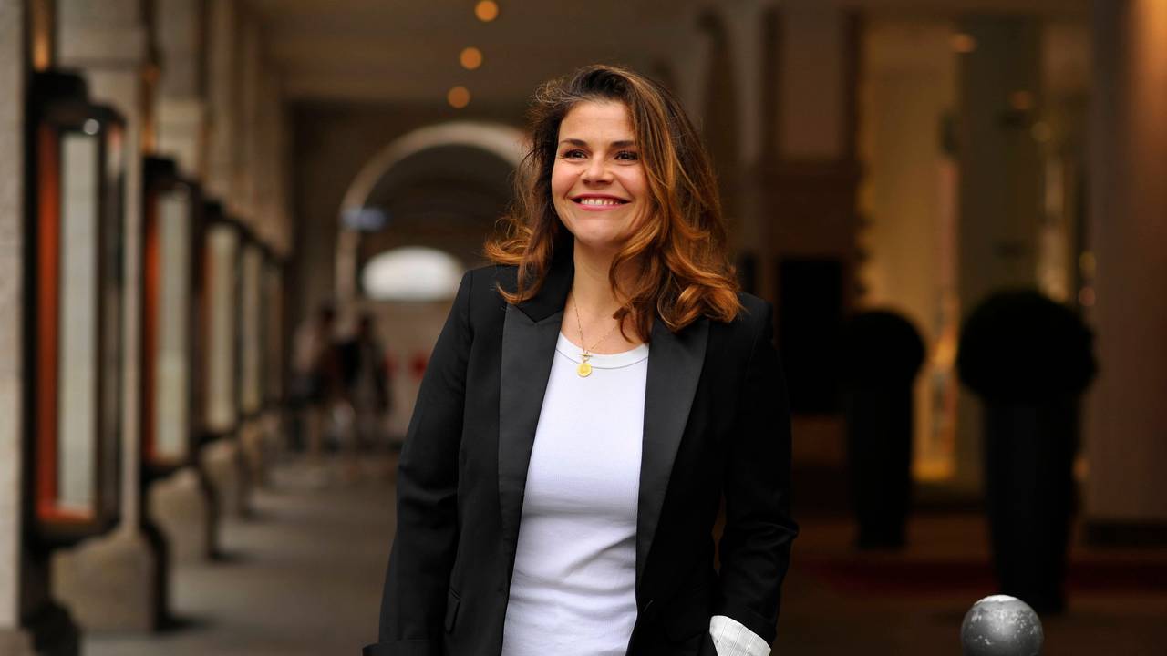 Katherina Wackernagel lächelt 2024 in Berlin in die Kamera.
