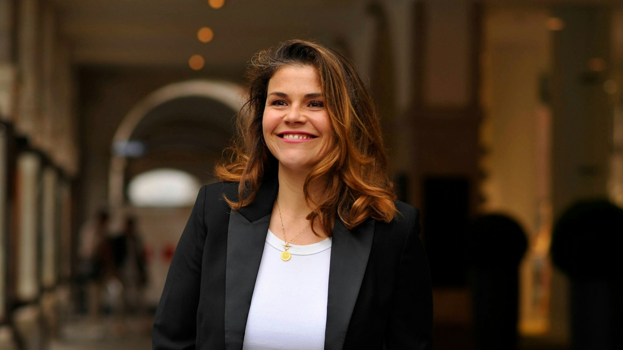 Katherina Wackernagel lächelt 2024 in Berlin in die Kamera.
