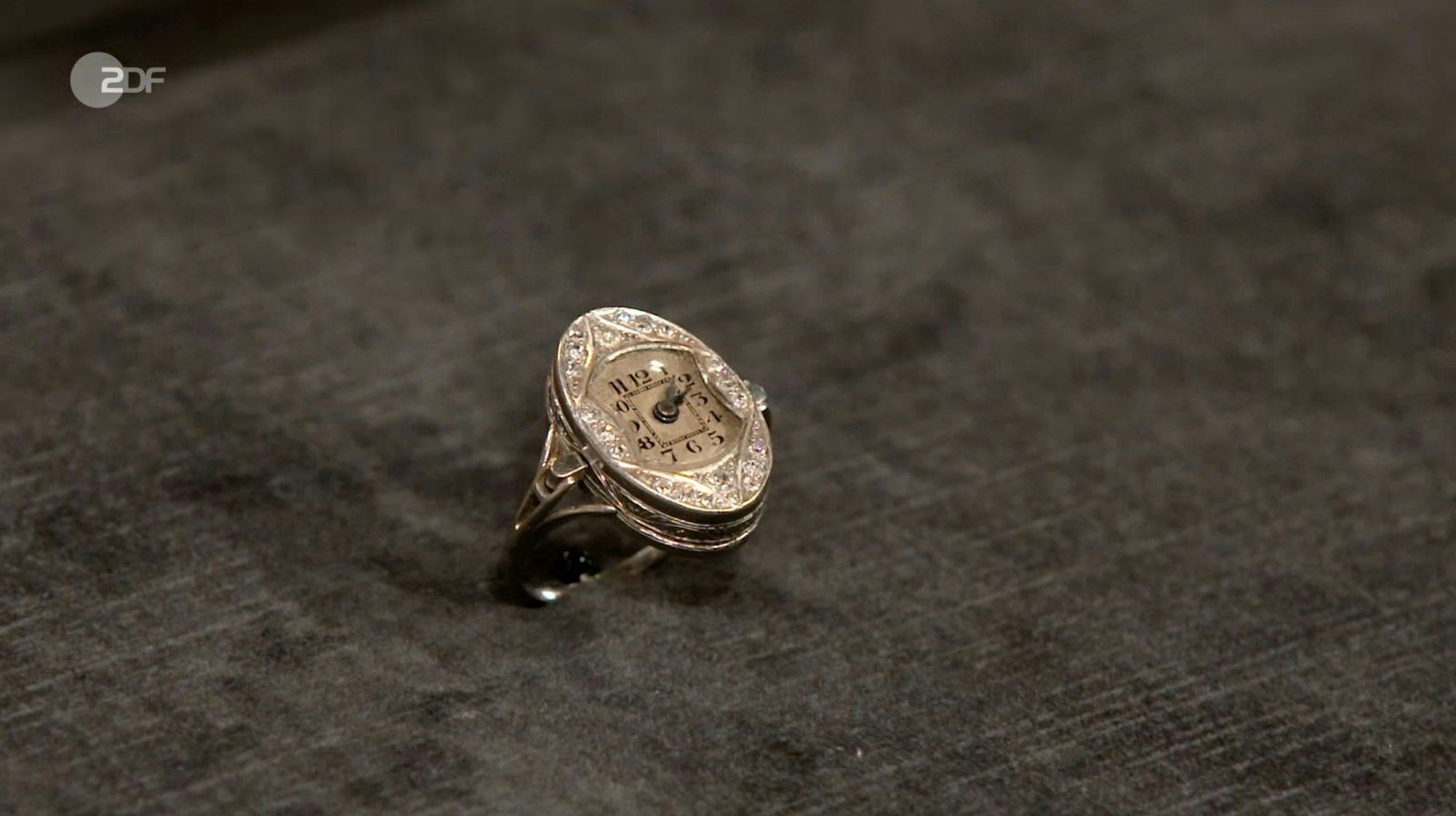 Eine Ring-Uhr erkannte Expertin Heide Rezepa-Zabel als seltenes Schmuckstück aus den 1920er Jahren. (Bild: ZDF)