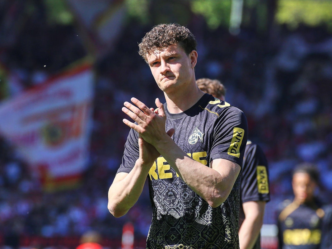 Eric Martel klatscht nach einem Spiel des 1. FC Köln in die Hände.