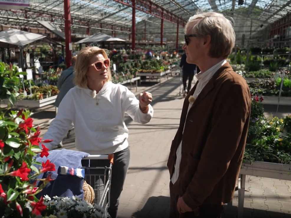 Annette Frier ist zu Gast bei Pierre M. Krause in der Kurzstrecke. Beide flanieren durch ein Kölner Gartencenter.