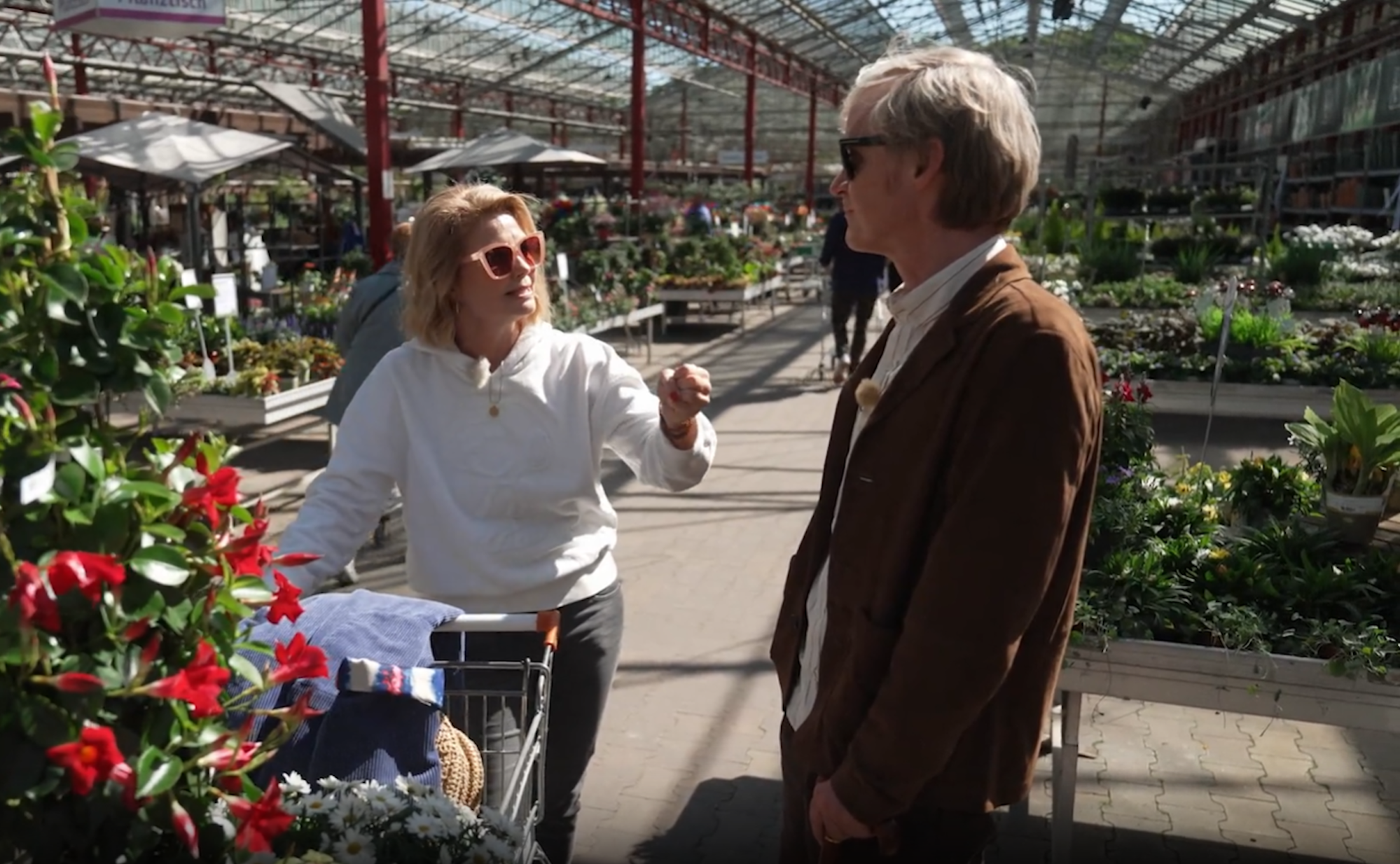 Annette Frier ist zu Gast bei Pierre M. Krause in der Kurzstrecke. Beide flanieren durch ein Kölner Gartencenter.
