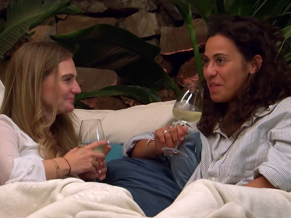 Eigentlich waren Sarah (links) und Melis im „First Dates Hotel“ gar nicht füreinander bestimmt. Doch die Vibes zwischen den beiden Single-Frauen passten sofort. (Bild: RTL)