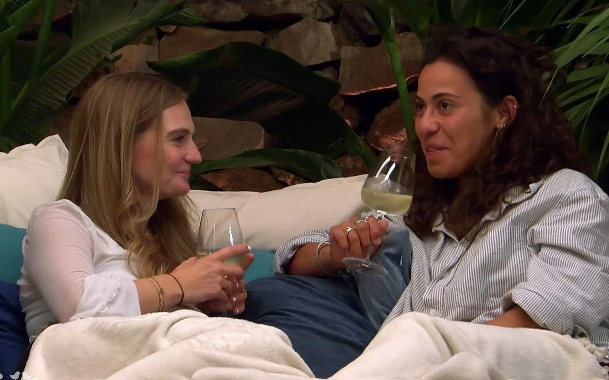 Eigentlich waren Sarah (links) und Melis im „First Dates Hotel“ gar nicht füreinander bestimmt. Doch die Vibes zwischen den beiden Single-Frauen passten sofort. (Bild: RTL)