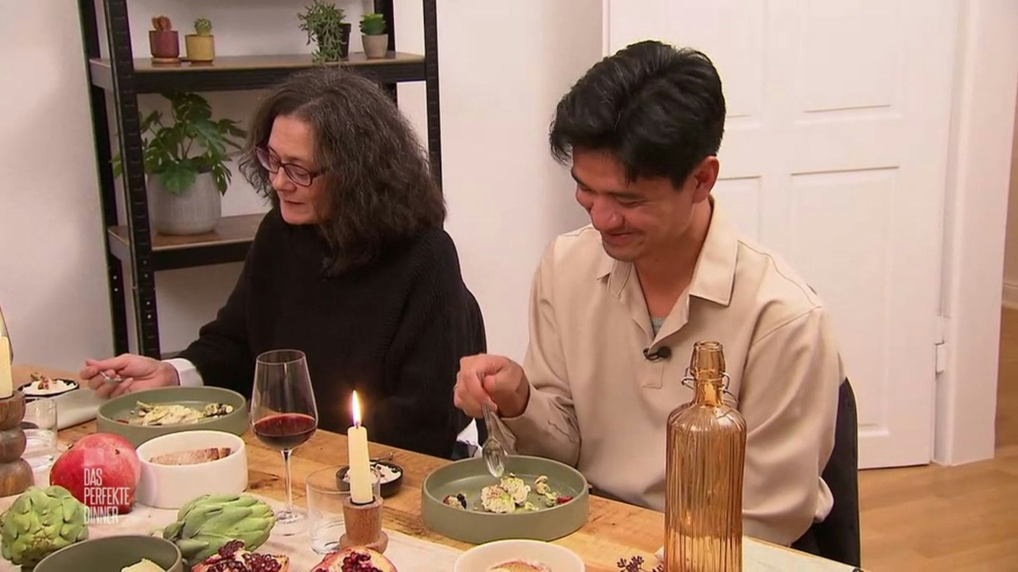 Ragil (rechts) und Angela genießen ihr Matcha-Dessert.
(Bild: RTL)