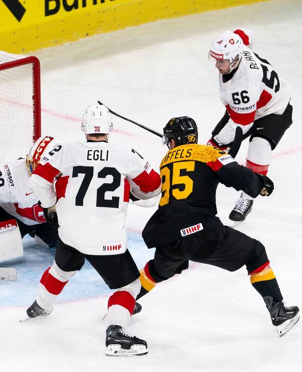 Deutschlands Frederik Tiffels (2.v.r) erzielt das Tor zum 1:6 gegen den Schweizer Torhüter Leonardo Genoni (l).
