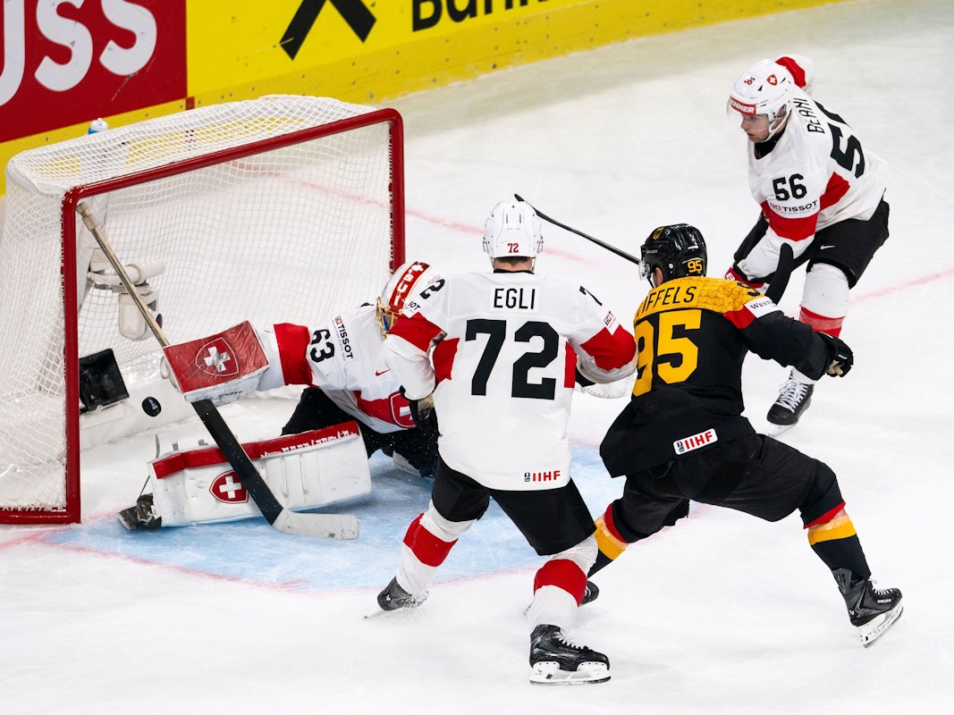 Deutschlands Frederik Tiffels (2.v.r) erzielt das Tor zum 1:6 gegen den Schweizer Torhüter Leonardo Genoni (l).