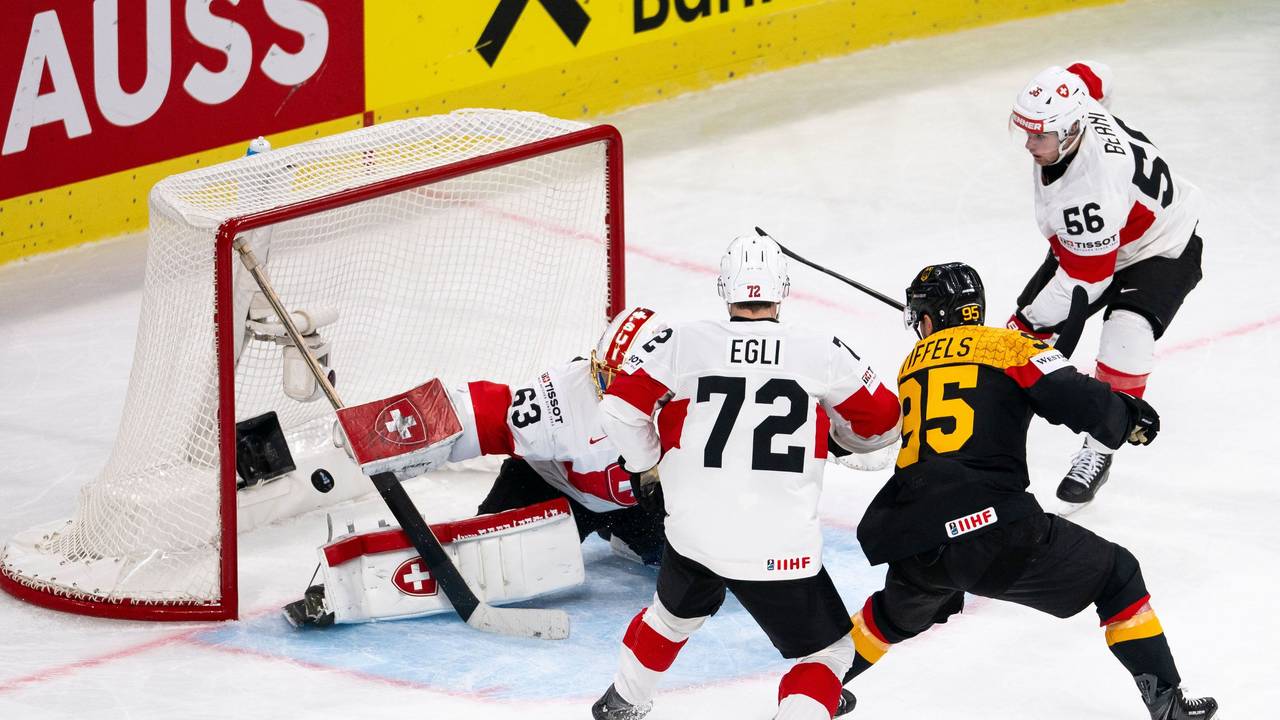 Deutschlands Frederik Tiffels (2.v.r) erzielt das Tor zum 1:6 gegen den Schweizer Torhüter Leonardo Genoni (l).