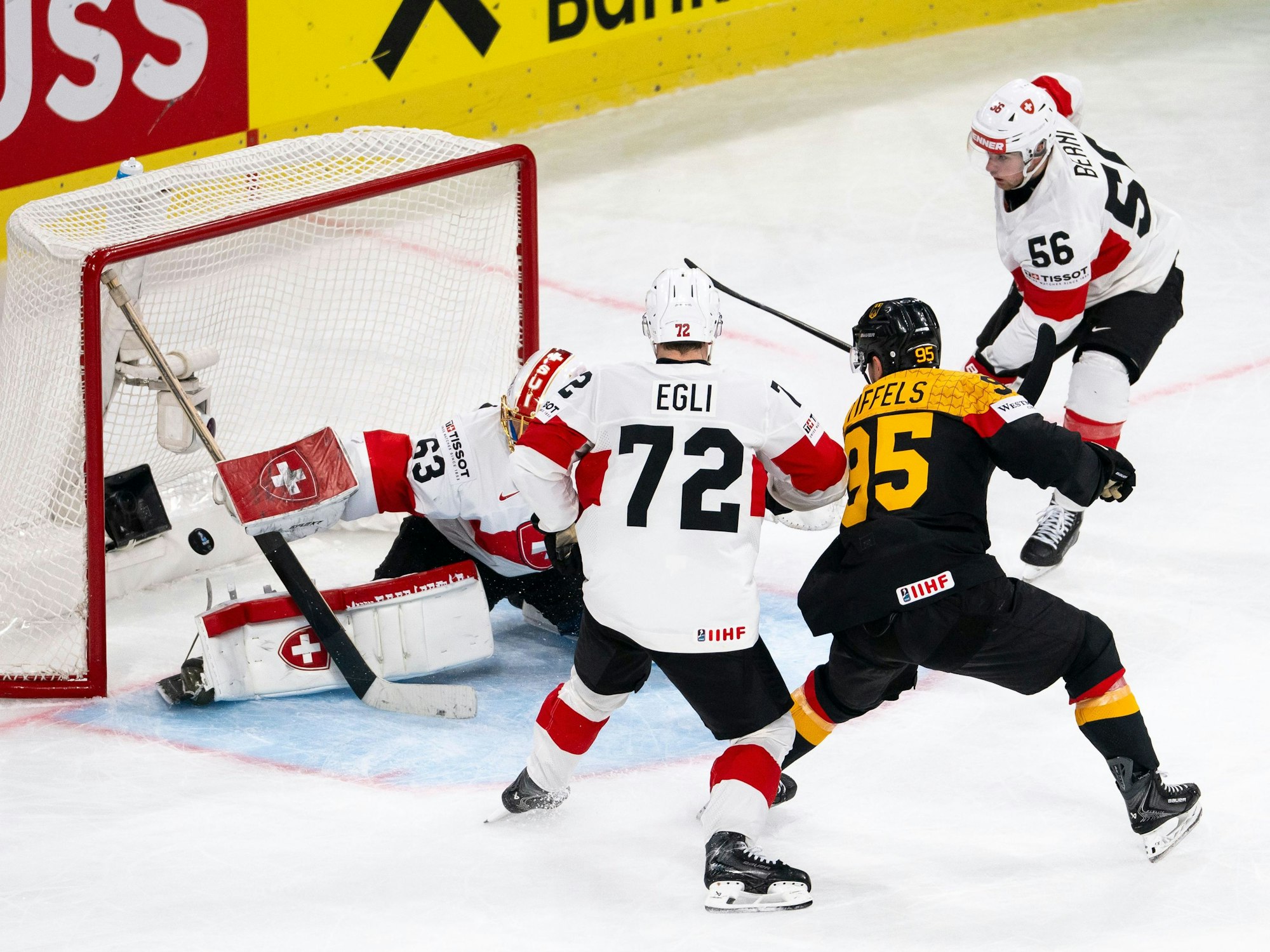 Deutschlands Frederik Tiffels (2.v.r) erzielt das Tor zum 1:6 gegen den Schweizer Torhüter Leonardo Genoni (l).