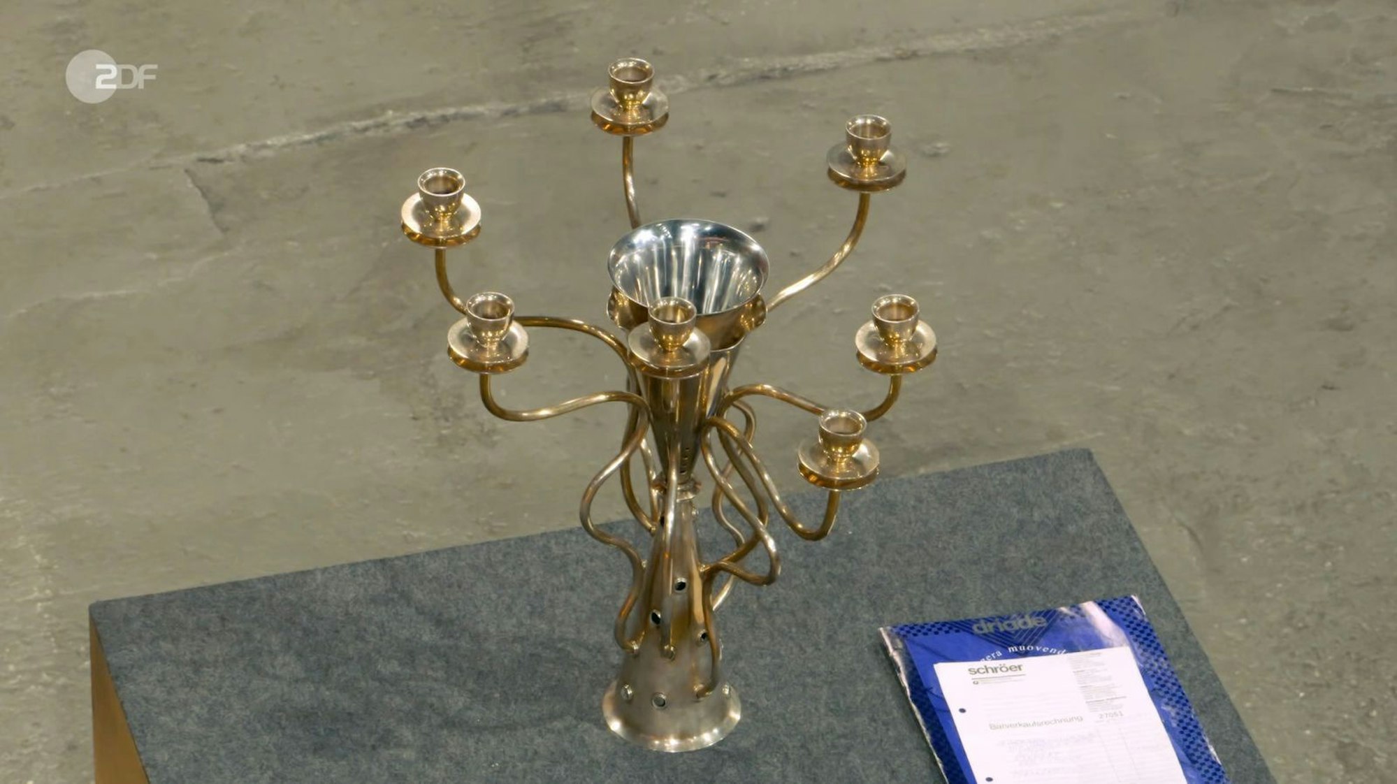 Einen Kerzenleuchter mit integrierter Vase datierte Expertin Friederike Werner in die 1980er Jahre.
(Bild: ZDF)
