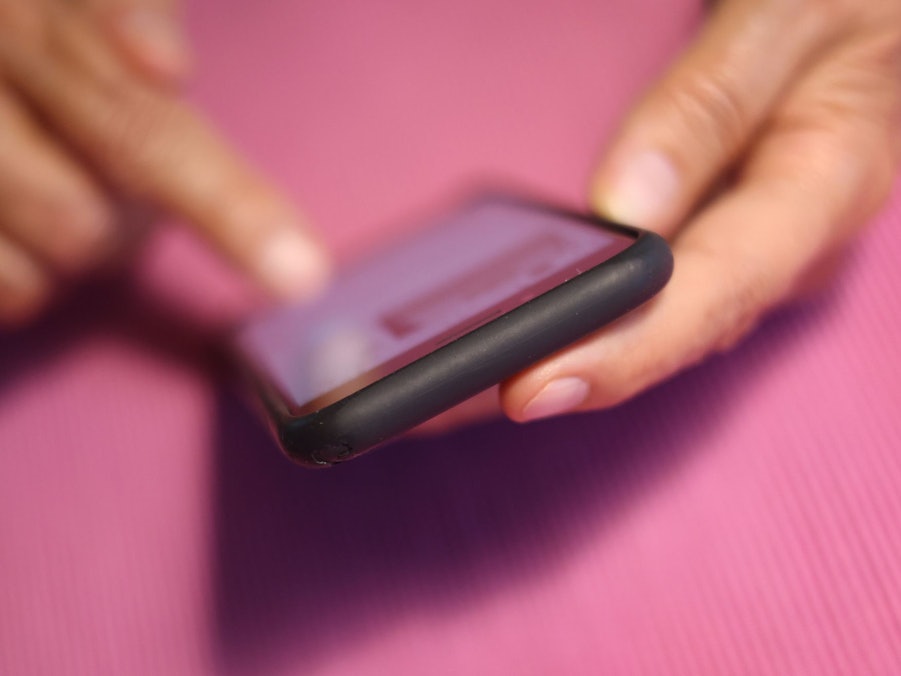 Eine Frau tippt auf einem iPhone