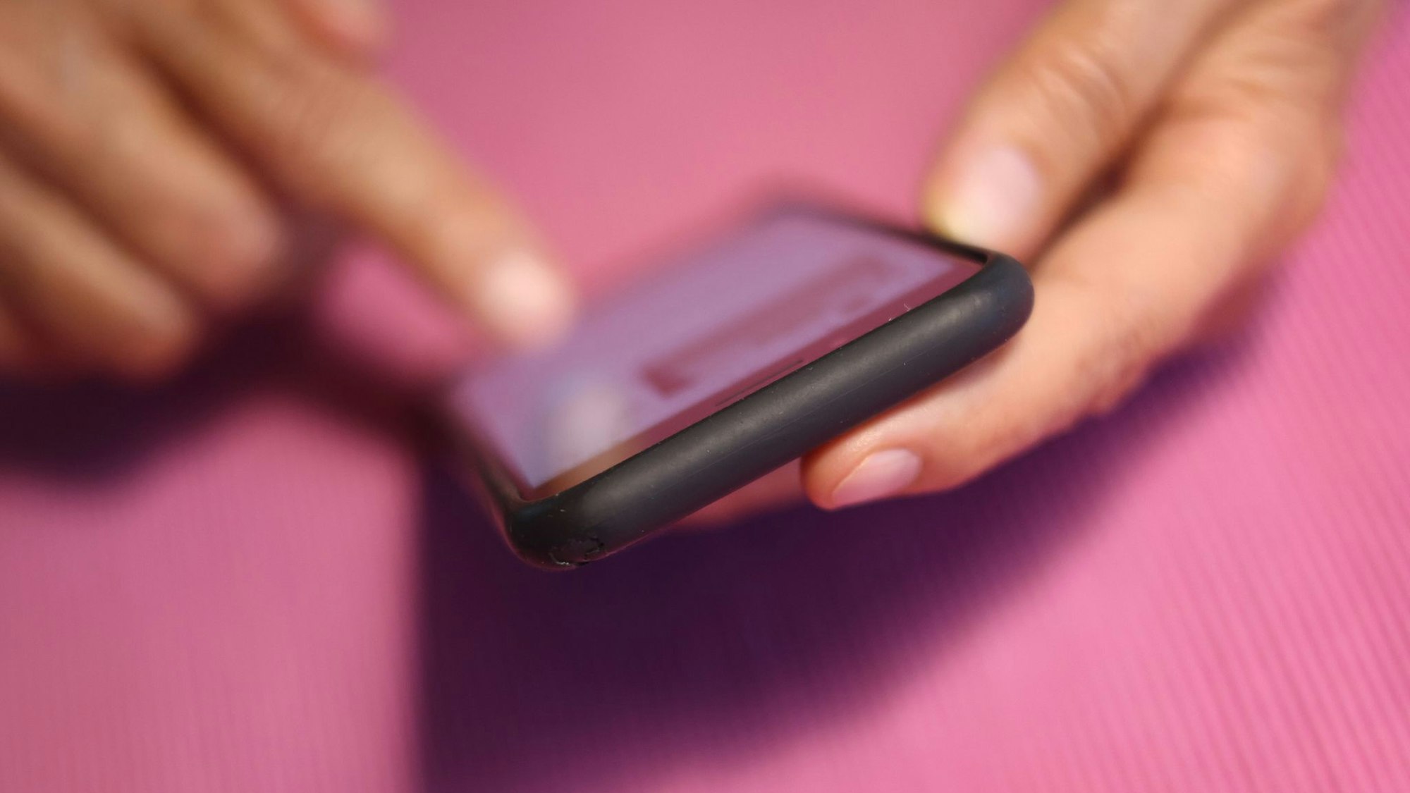 Eine Frau tippt auf einem iPhone