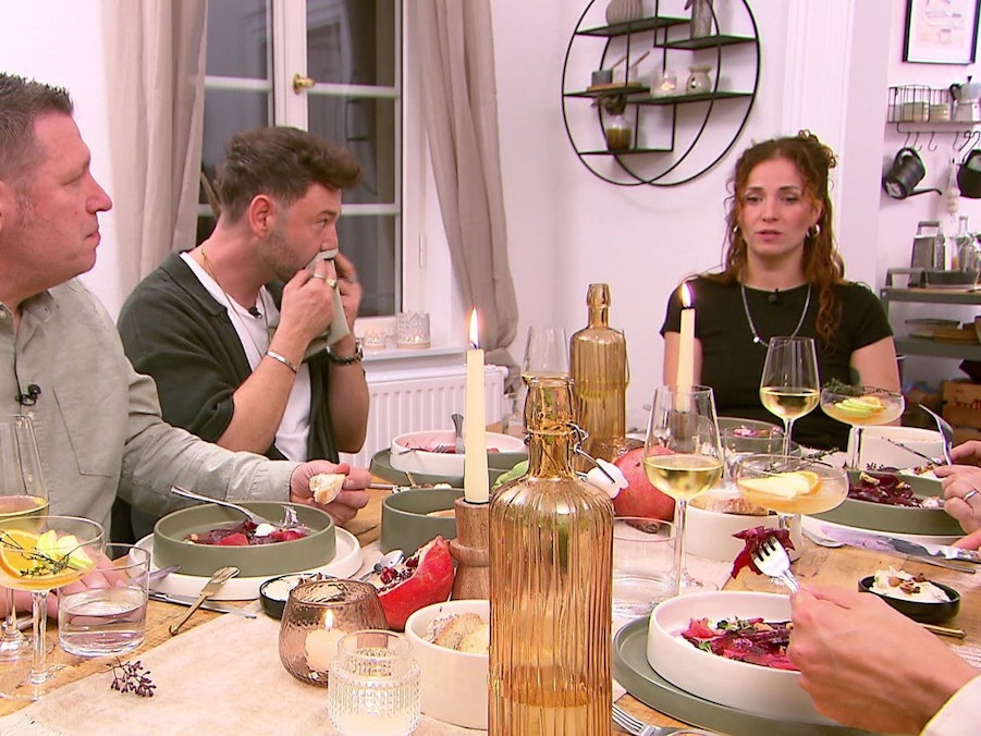 Beim Rote-Bete-Carpaccio fehlt Schorsch (links) und Mathias (Mitte) irgendwie der Pepp.
(Bild: RTL)