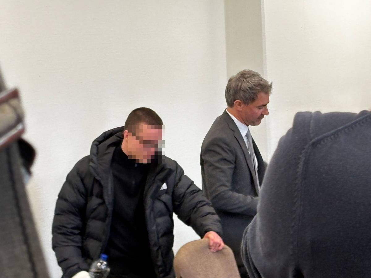 Das Landgericht Köln hat einen 21-Jährigen unter anderem wegen fahrlässiger Tötung und fahrlässiger Körperverletzung in zwei Fällen zu vier Jahren und sechs Monaten Haft verurteilt.