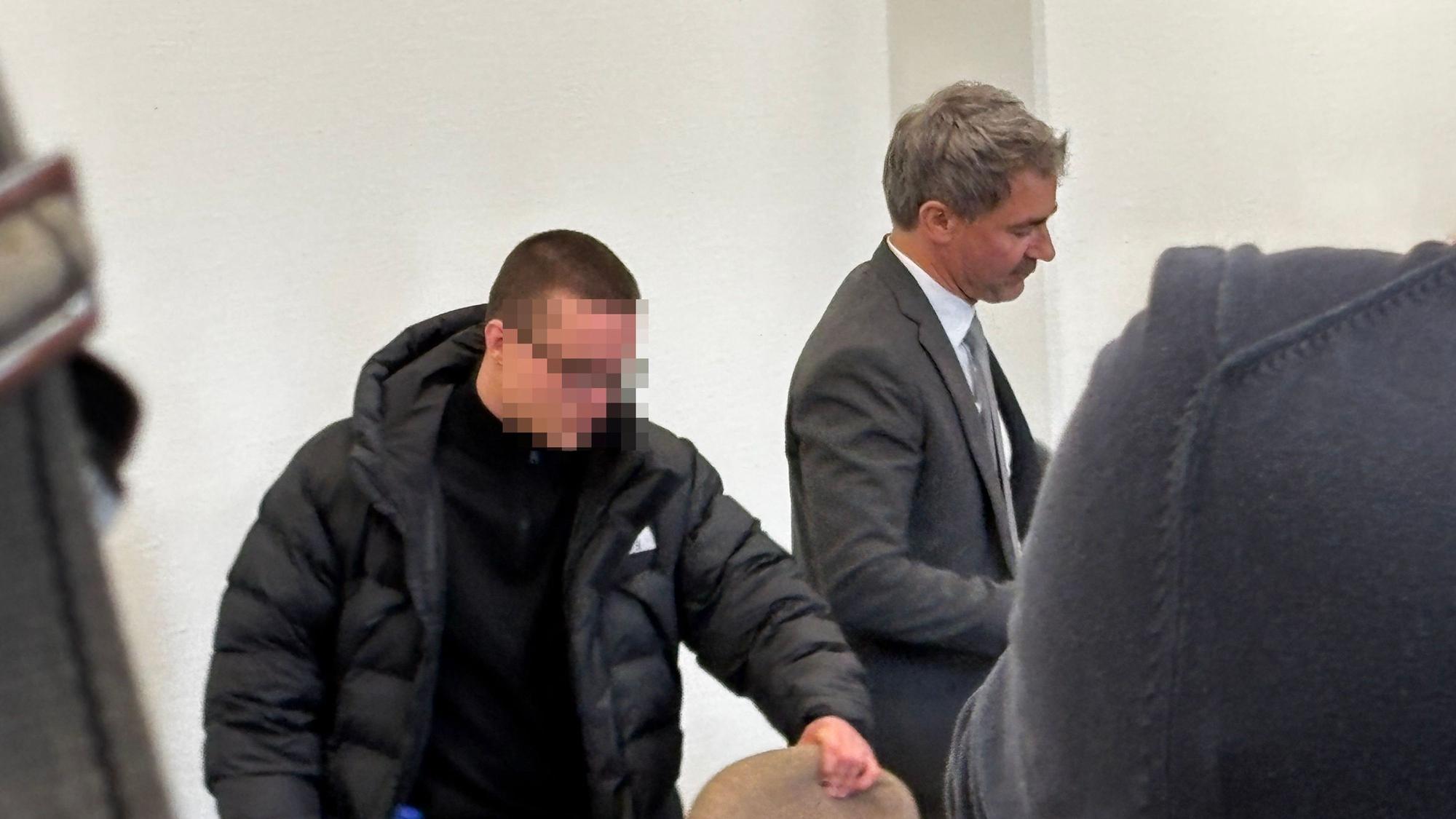 Das Landgericht Köln hat einen 21-Jährigen unter anderem wegen fahrlässiger Tötung und fahrlässiger Körperverletzung in zwei Fällen zu vier Jahren und sechs Monaten Haft verurteilt.
