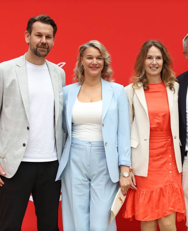 Die Geschäftsführer des 1. FC Köln: Thomas Kessler mit Frau Melanie und Philipp Türoff mit Frau Anke (v. l.).