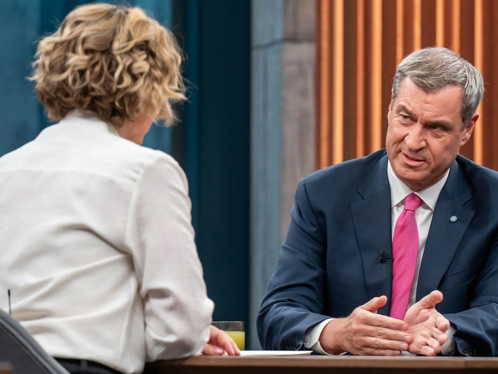 Markus Söder gab sich bei „Caren Miosga“ betont staatsmännisch. (Bild: ARD / Thomas Ernst )
