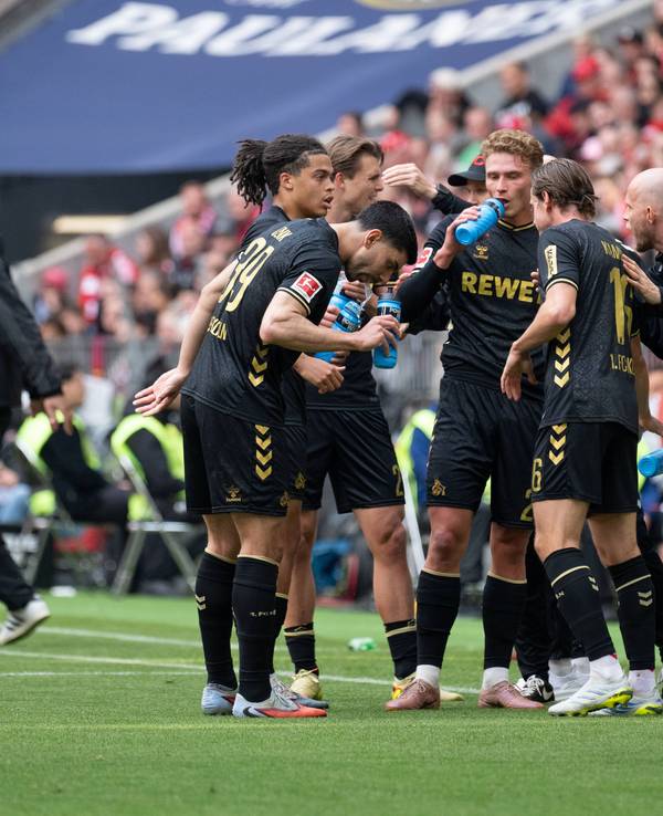 Trainer René Wagner (1. FC Köln) mit seinem Team beim 1:5 bei Bayern München.