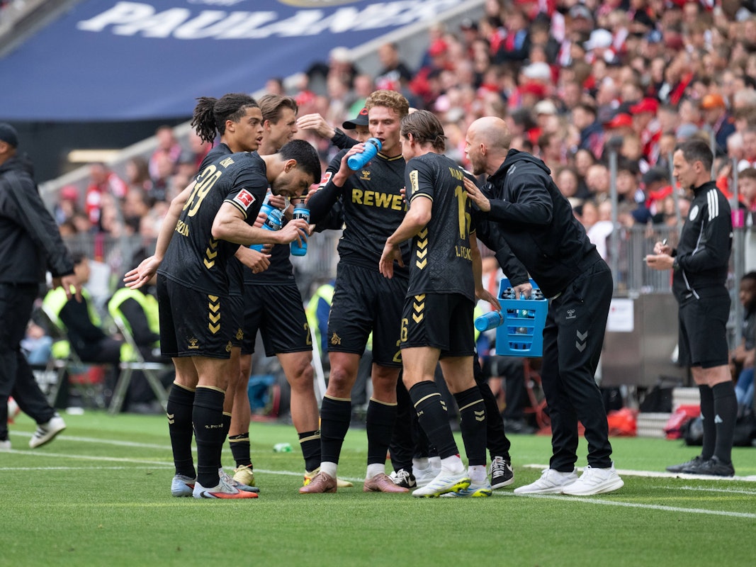 Trainer René Wagner (1. FC Köln) mit seinem Team beim 1:5 bei Bayern München.