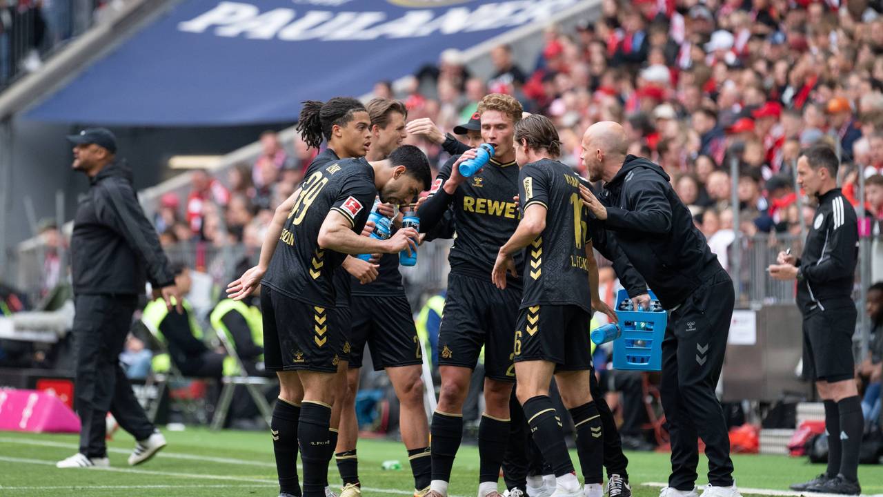 Trainer René Wagner (1. FC Köln) mit seinem Team beim 1:5 bei Bayern München.