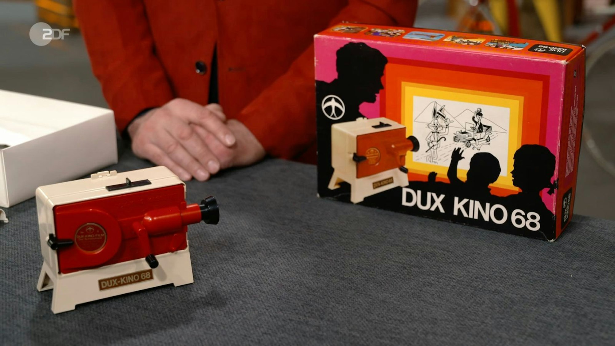 Ein Spielzeug-Kino „DUX Kino 68“ (Markes & Co) wurde von Detlev Kümmel auf 1972 bis 1975 datiert. (Bild: ZDF)
