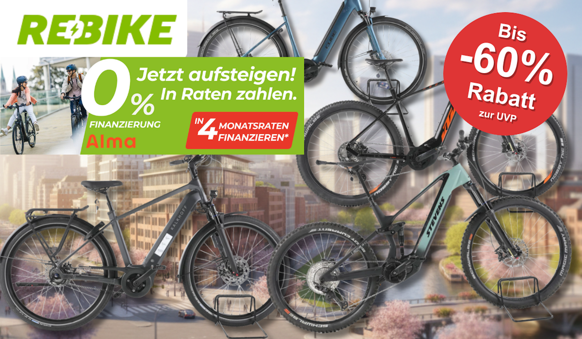Mehrere Fahrräder aus dem Rebike Sale vor einem Stadthintergrund.