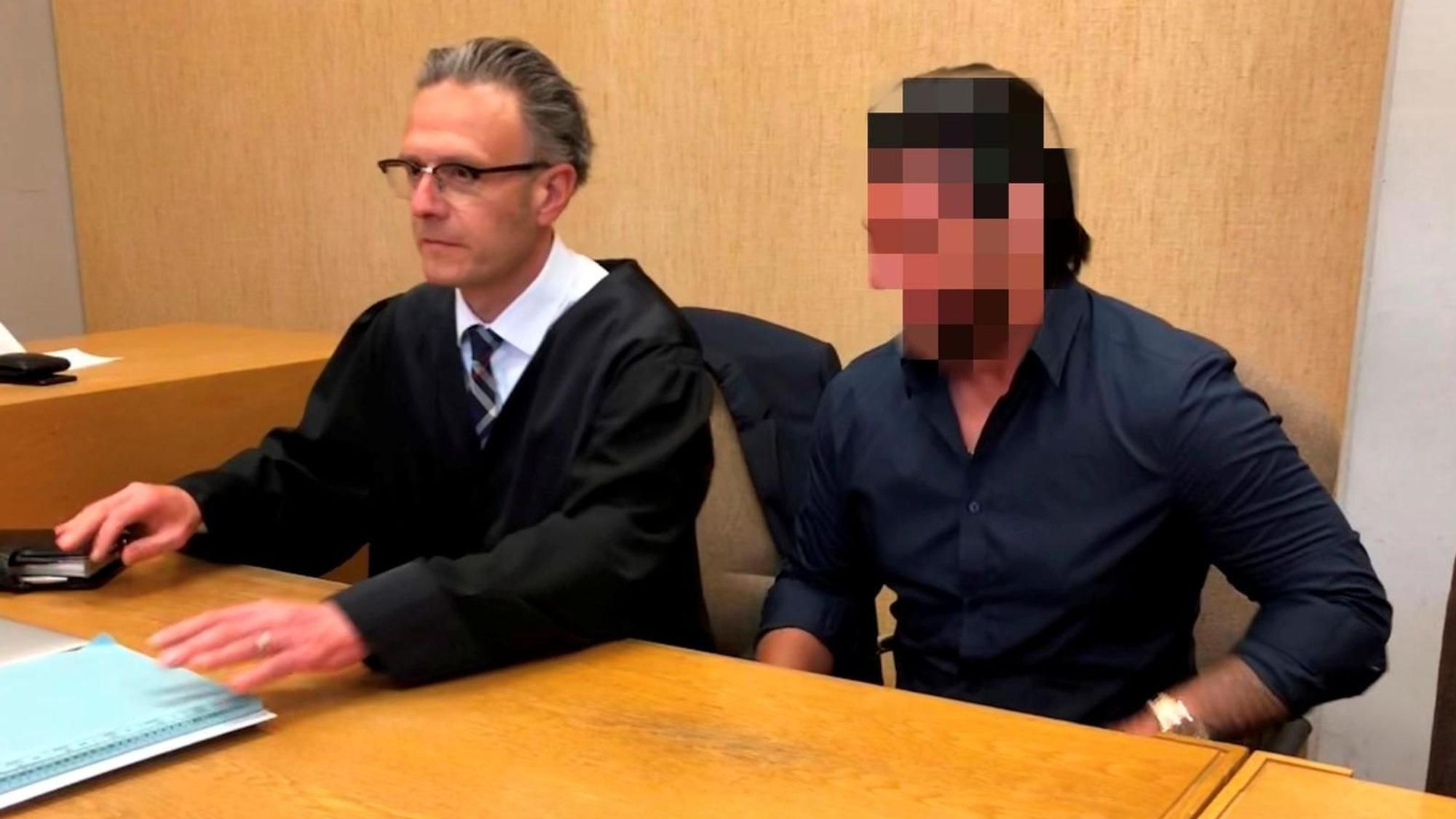 Orhan A. mit seinem Anwalt Sebastian Schölzel beim Prozess um die Schießerwei in der Innenstadt im Jahr 2019.