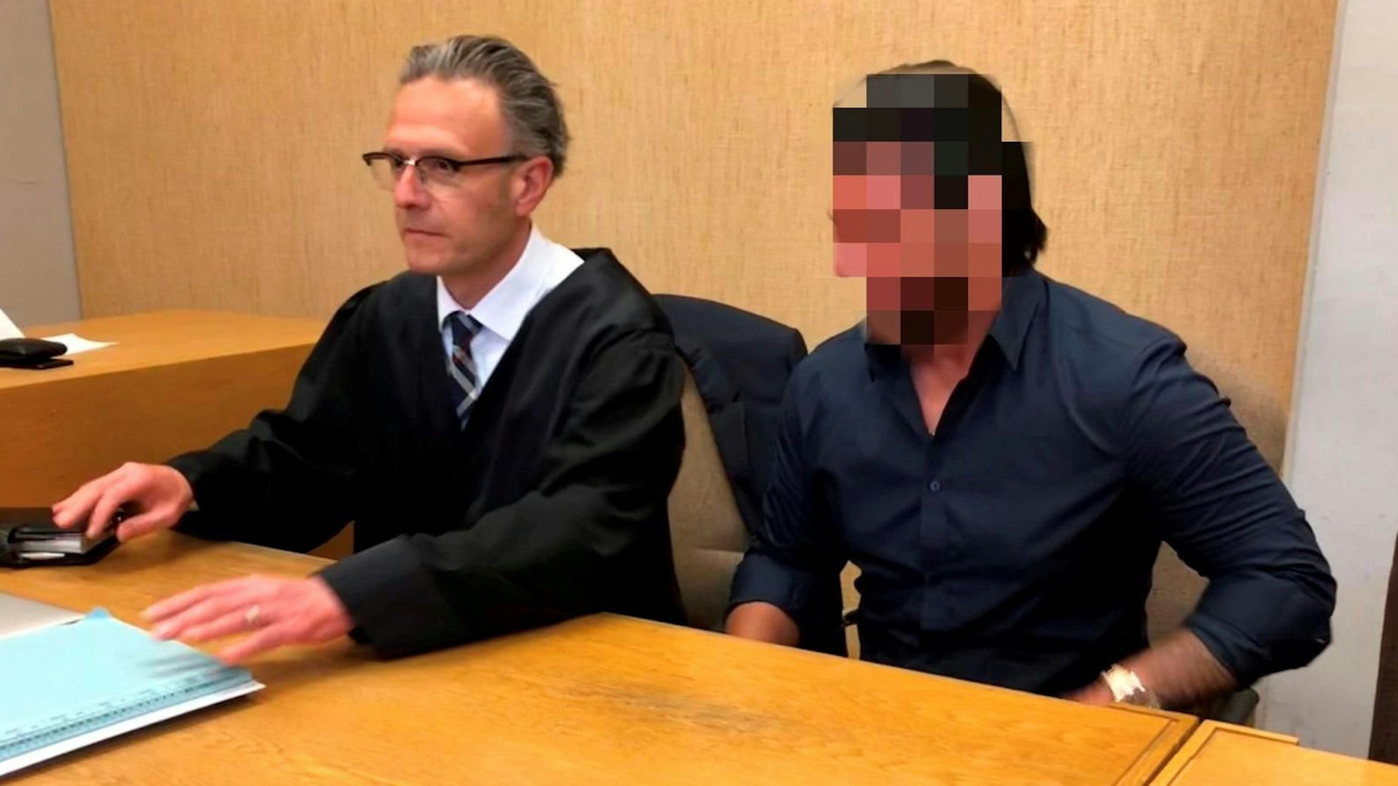 Orhan A. mit seinem Anwalt Sebastian Schölzel beim Prozess um die Schießerwei in der Innenstadt im Jahr 2019.