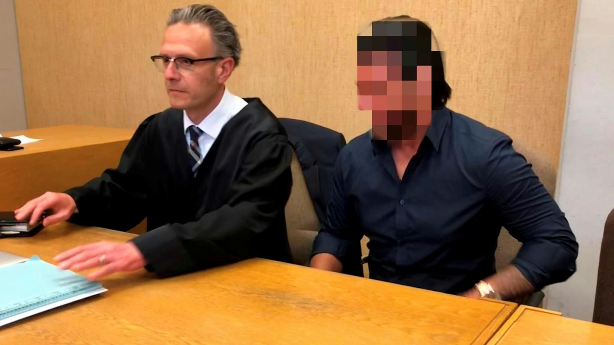 Orhan A. mit seinem Anwalt Sebastian Schölzel bei einem Prozess im Jahr 2019.