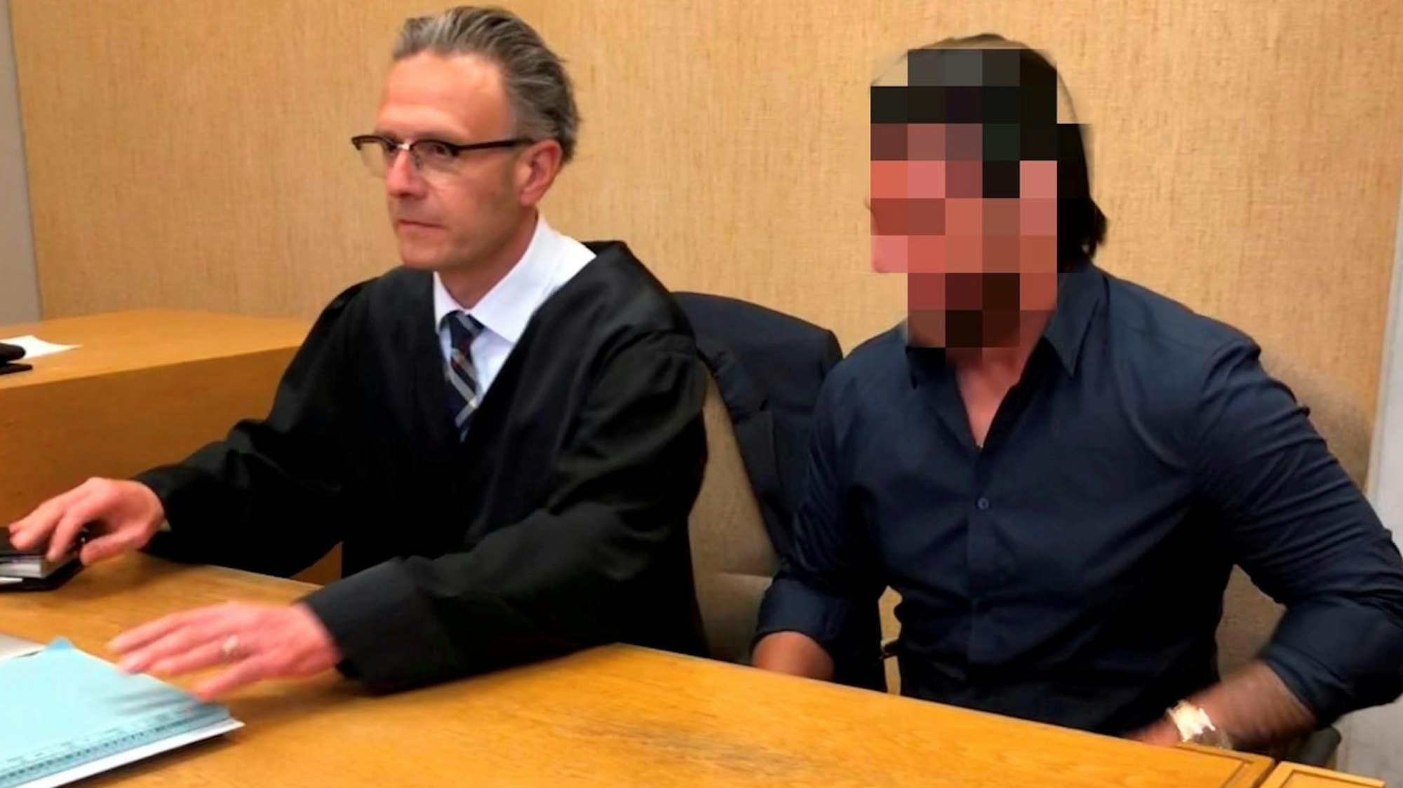 Prozess Schießerei in der Nähe des Hauptbahnhofs
Der Angeklagte mit Verteidiger Sebastian Schölzel
Foto: Hendrik Pusch