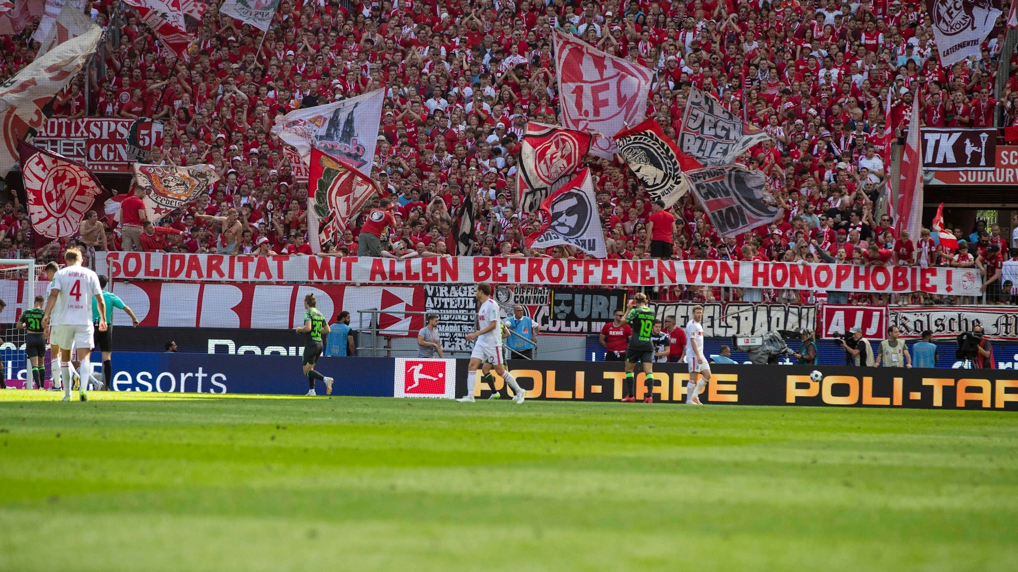 Die Fans des 1. FC Köln positionieren sich regelmäßig gegen Homophobie – im August 2023 etwa mit einem Banner mit der Aufschrift: „Solidarität mit allen Betroffenen von Homophobie!“ (Archivbild)