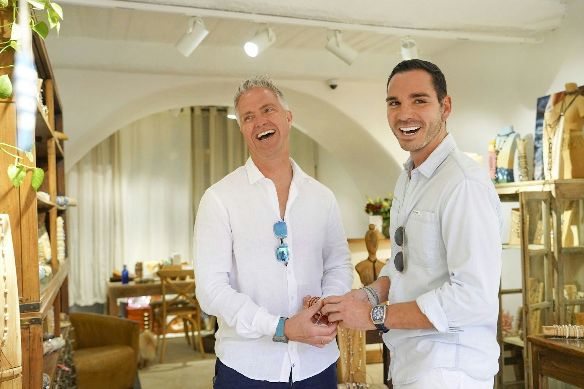 Ralf Schumacher (links) und Étienne Bousquet-Cassagne geben in der Sky-Original-Doku „Ralf & Étienne: Wir sagen Ja“ einen Einblick in ihr Privatleben und die Hochzeitsplanungen. (Bild: Produktion Sky/Tresor TV)
