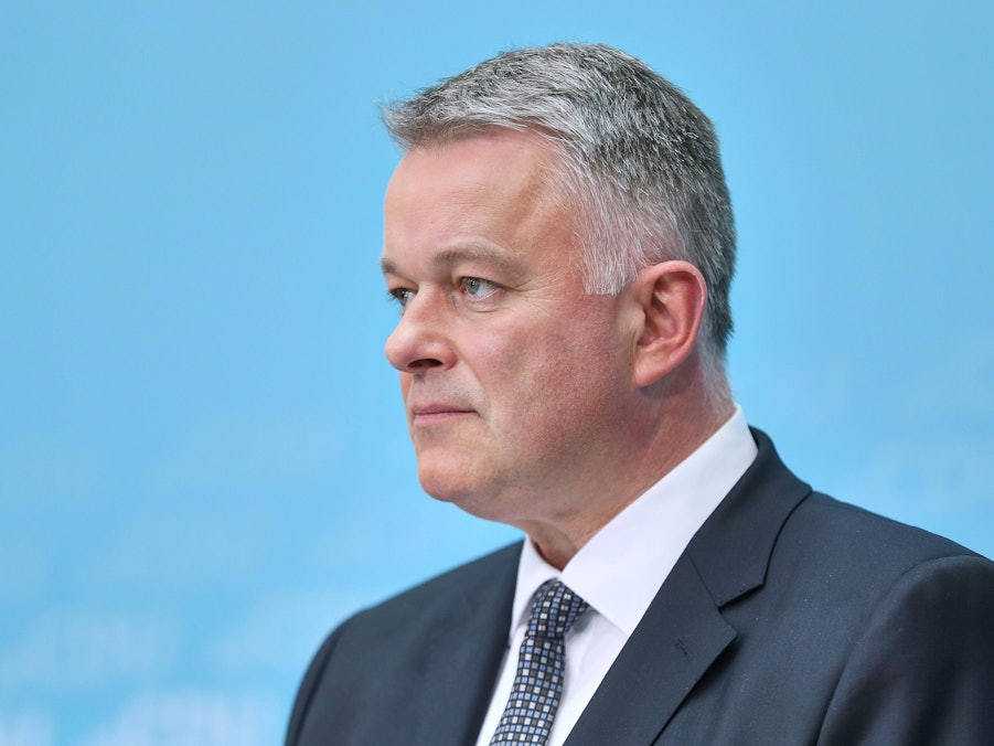 Gordon Schnieder im Anzug
