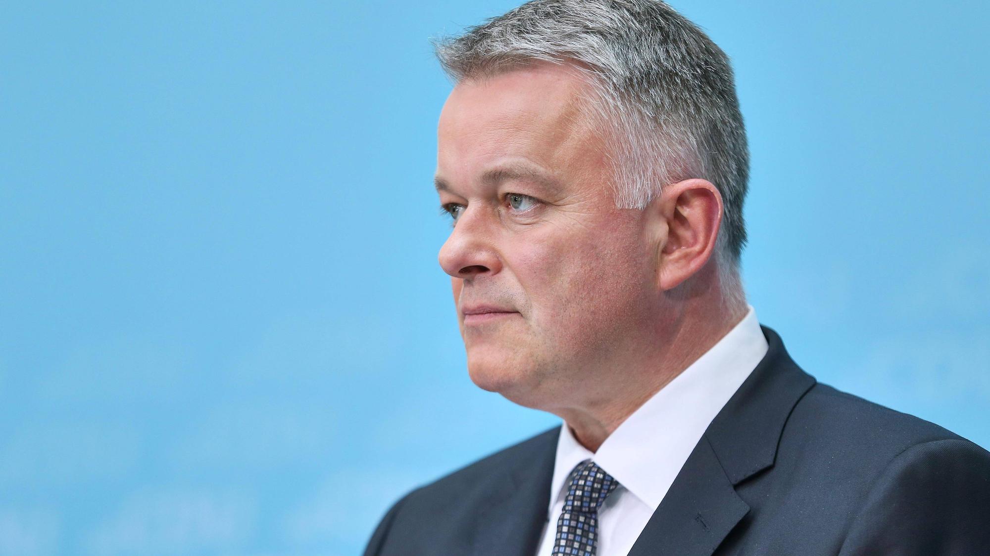 Gordon Schnieder im Anzug