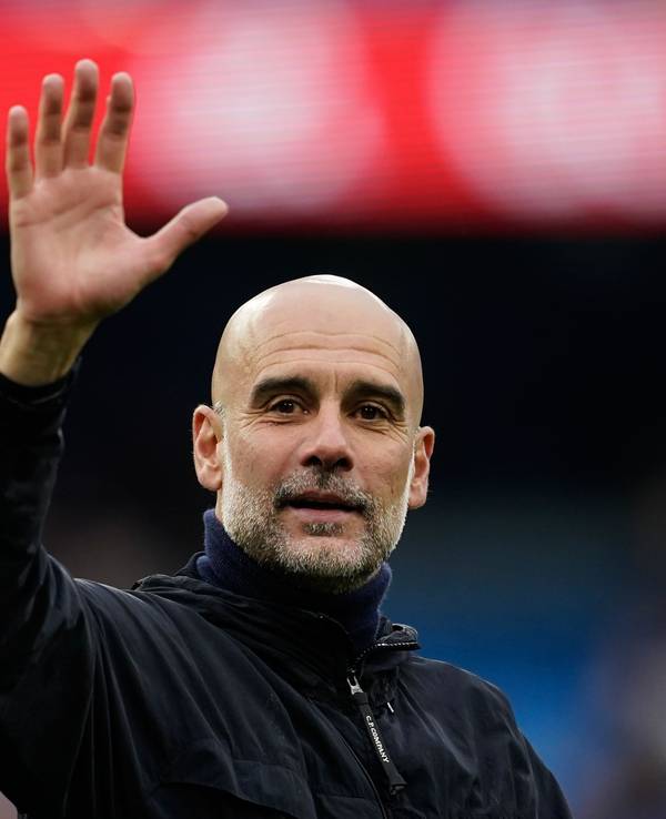 Trainer Pep Guardiola von Manchester City winkt den Fans
