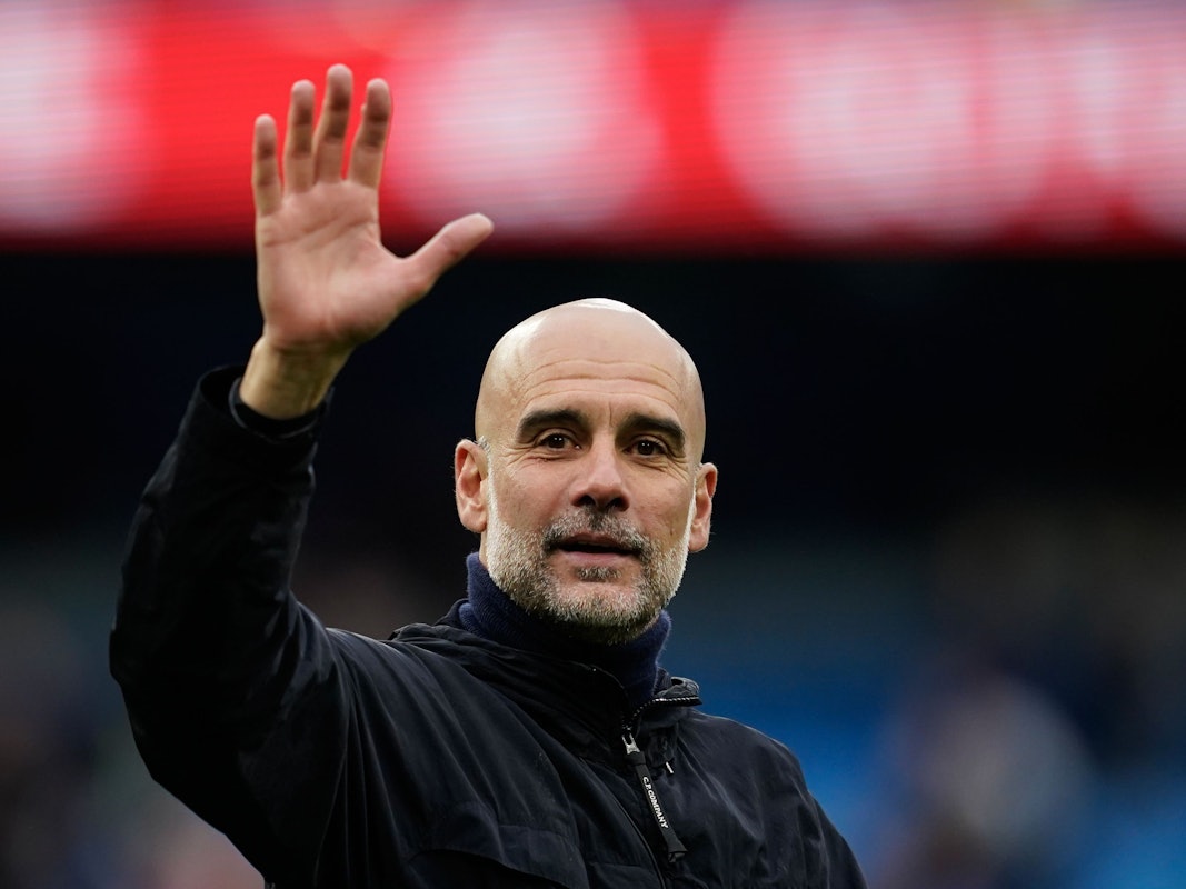 Trainer Pep Guardiola von Manchester City winkt den Fans