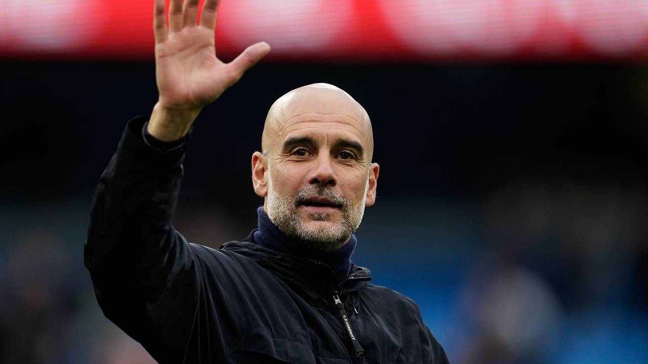 Trainer Pep Guardiola von Manchester City winkt den Fans