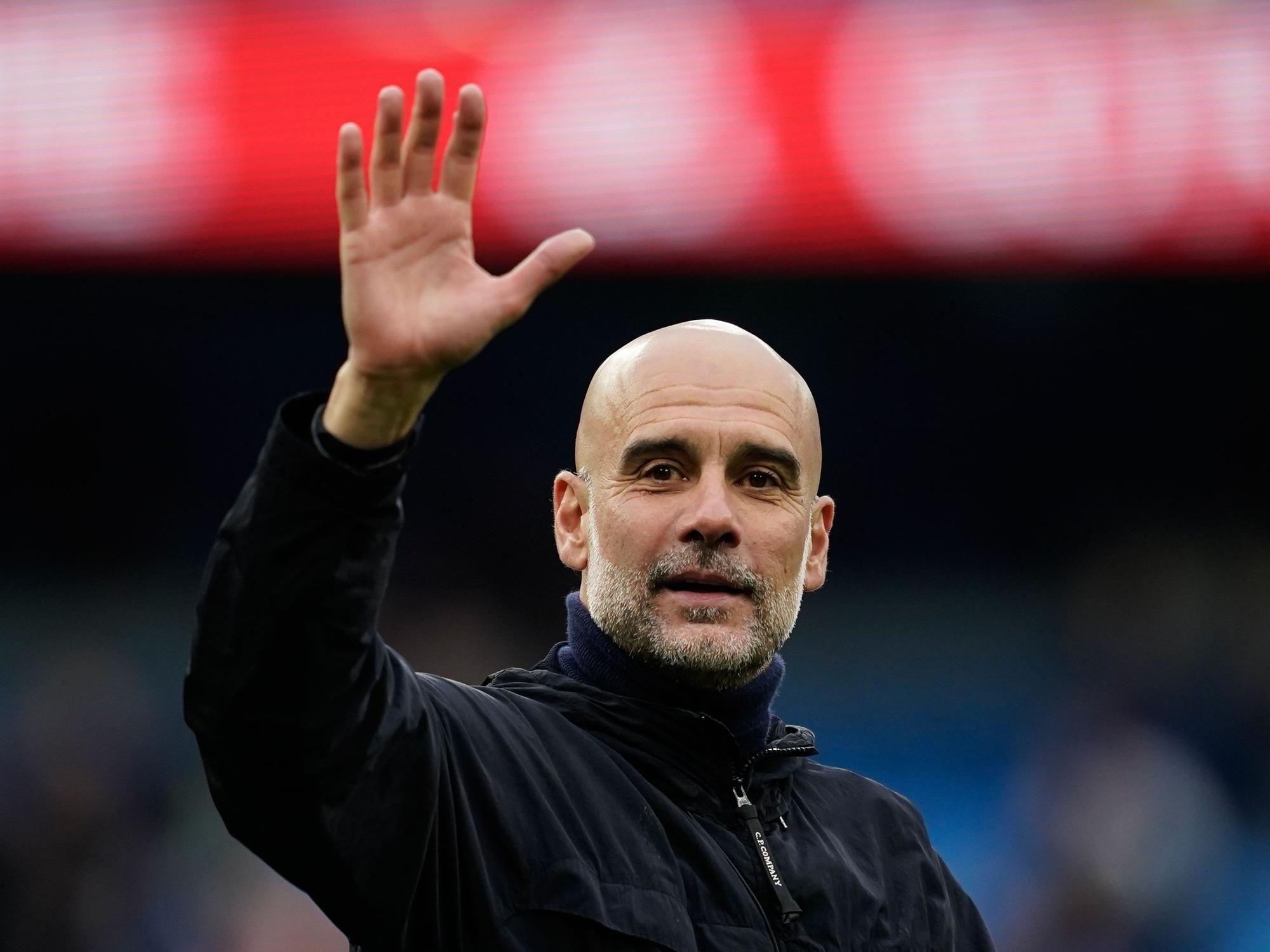 Trainer Pep Guardiola von Manchester City winkt den Fans