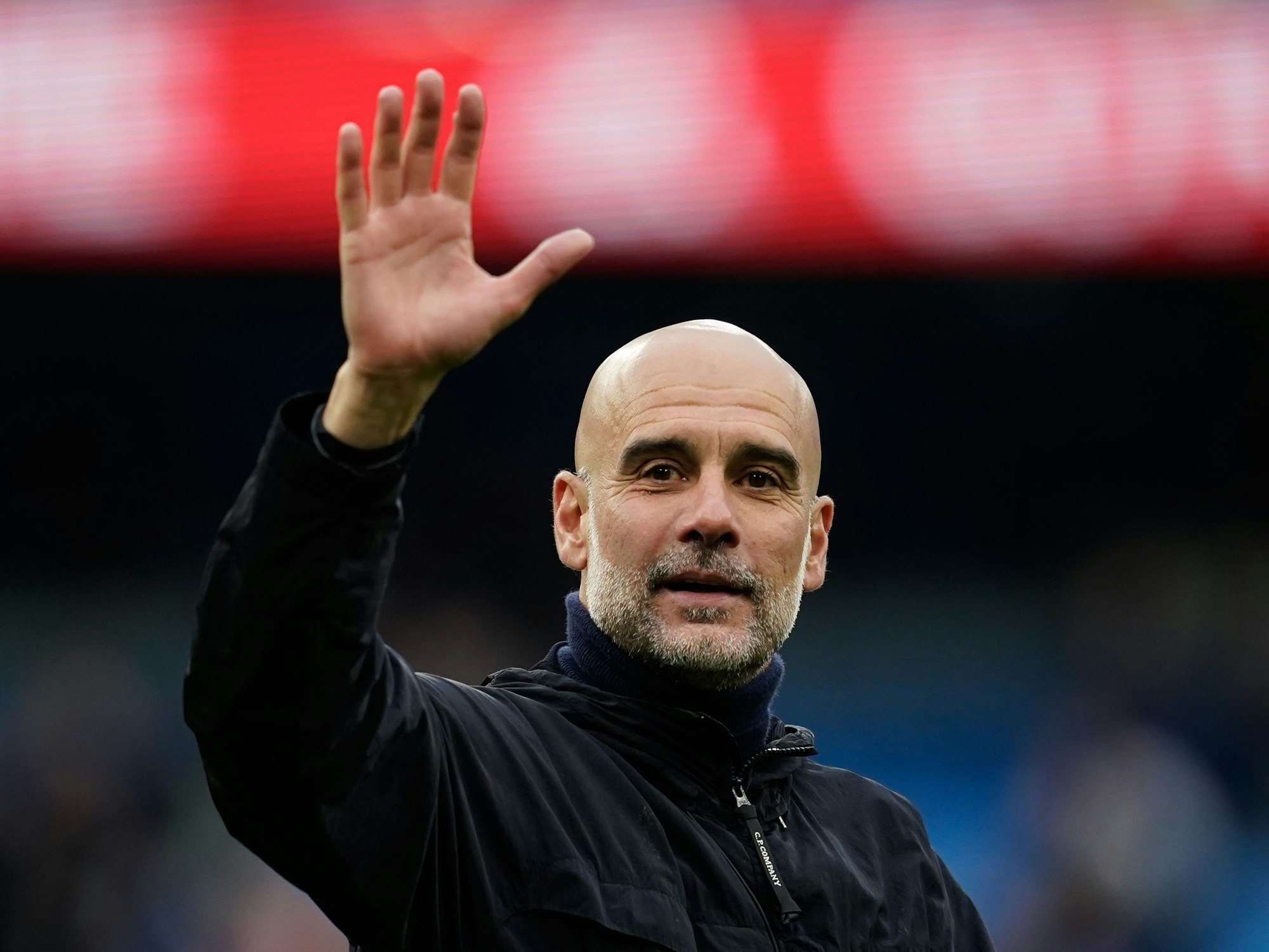 Trainer Pep Guardiola von Manchester City winkt den Fans