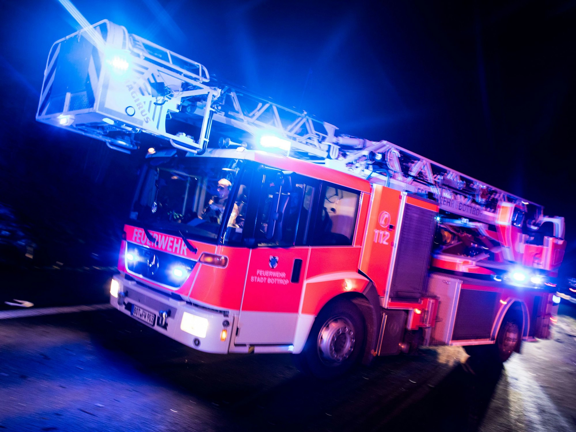 Das Symbolfoto zeigt einen Drehleiterwagen der Feuerwehr auf dem Weg zum Einsatzort.