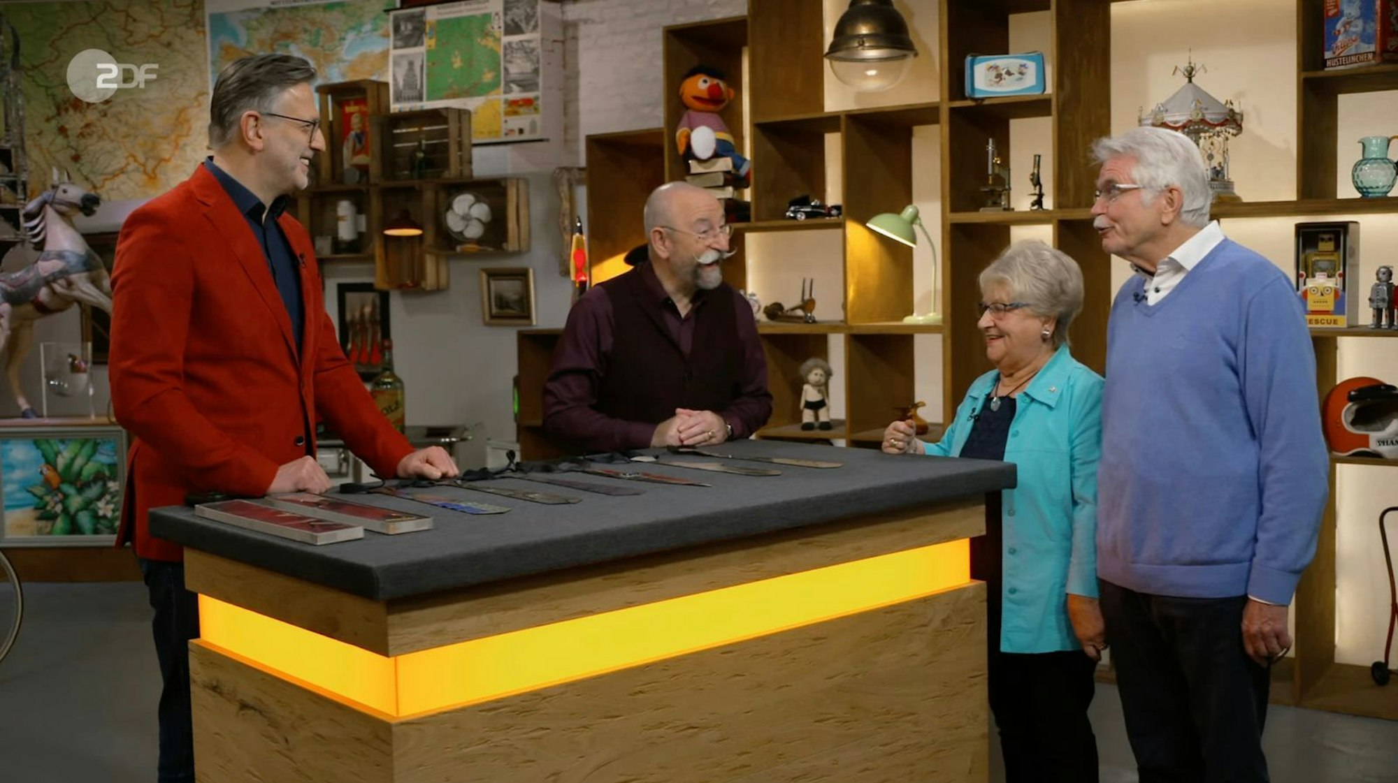 Uschi und Edmund aus Bremerhaven präsentierten bei „Bares für Rares“ ihre extravaganten Krawatten. (Bild: ZDF)