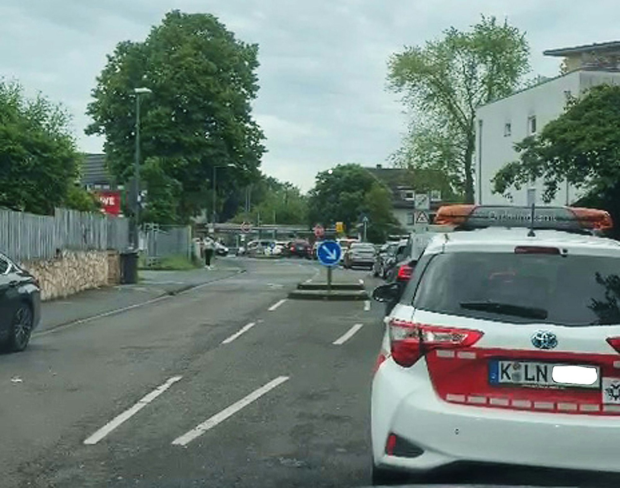 Stau in der Siedlung Schönrath in Köln-Höhenhaus, die nur noch über eine Zufahrt verfügt