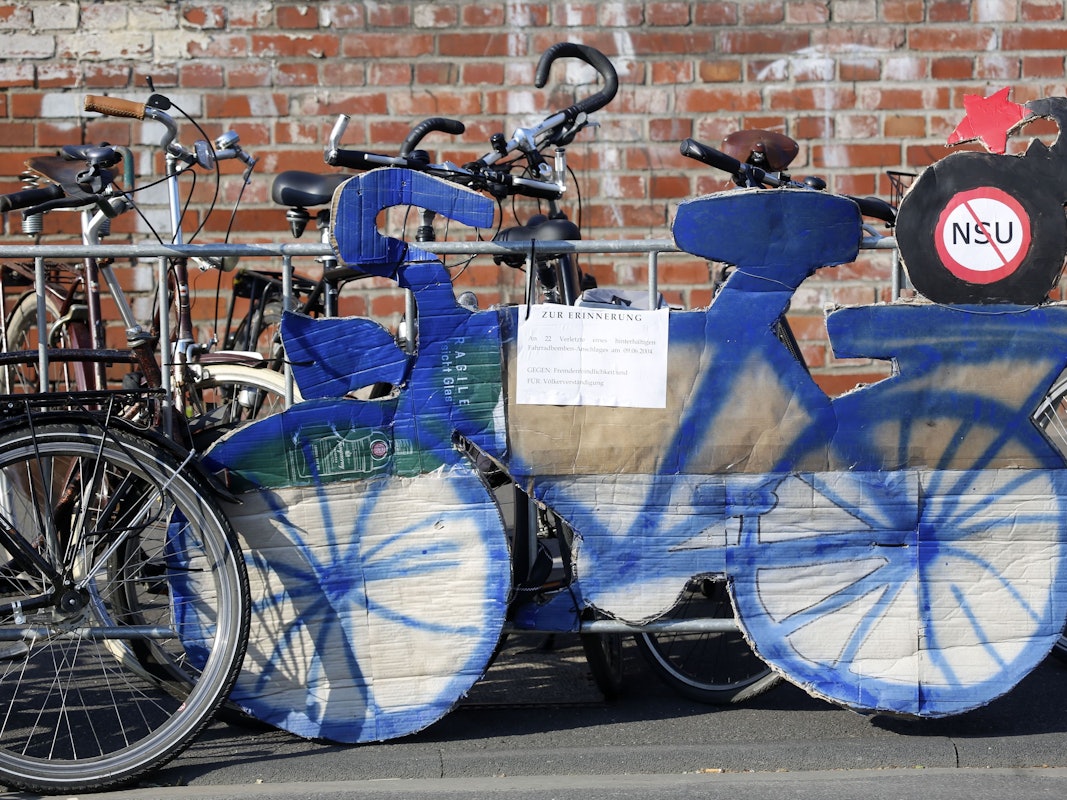 Ein Papp-Fahrrad am Eingang der Keupstraße erinnerte 2024 an das NSU-Attentat aus dem Jahr 2004. Bis heute gibt es kein Mahnmal.