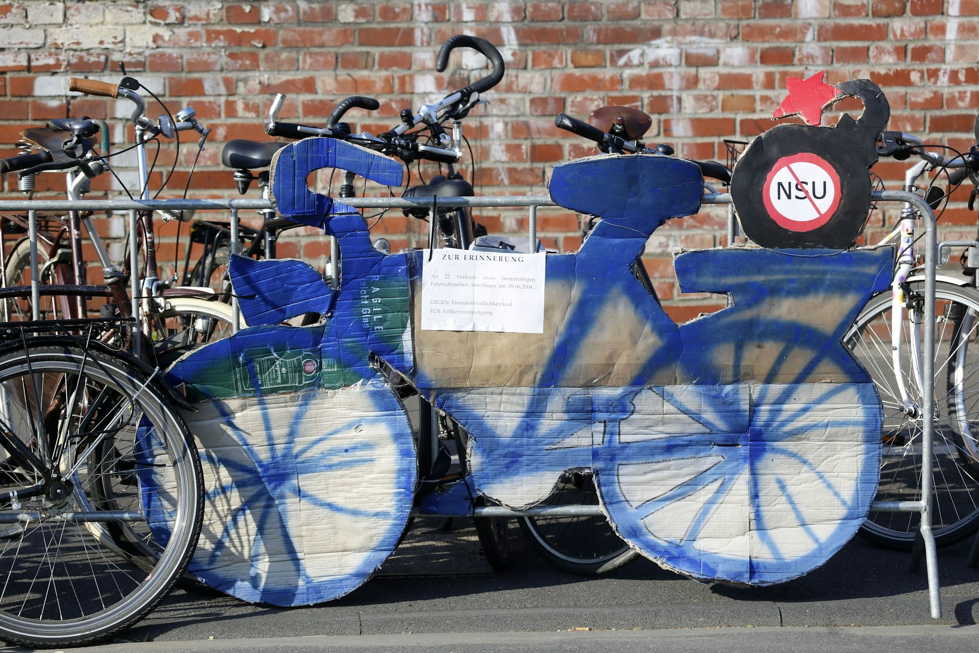 Ein Papp-Fahrrad am Eingang der Keupstraße erinnerte 2024 an das NSU-Attentat aus dem Jahr 2004. Bis heute gibt es kein Mahnmal.