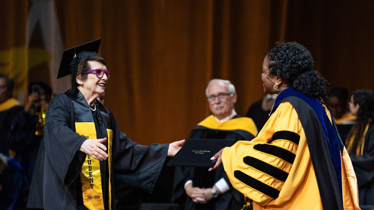 Billie Jean King macht Uniabschluss