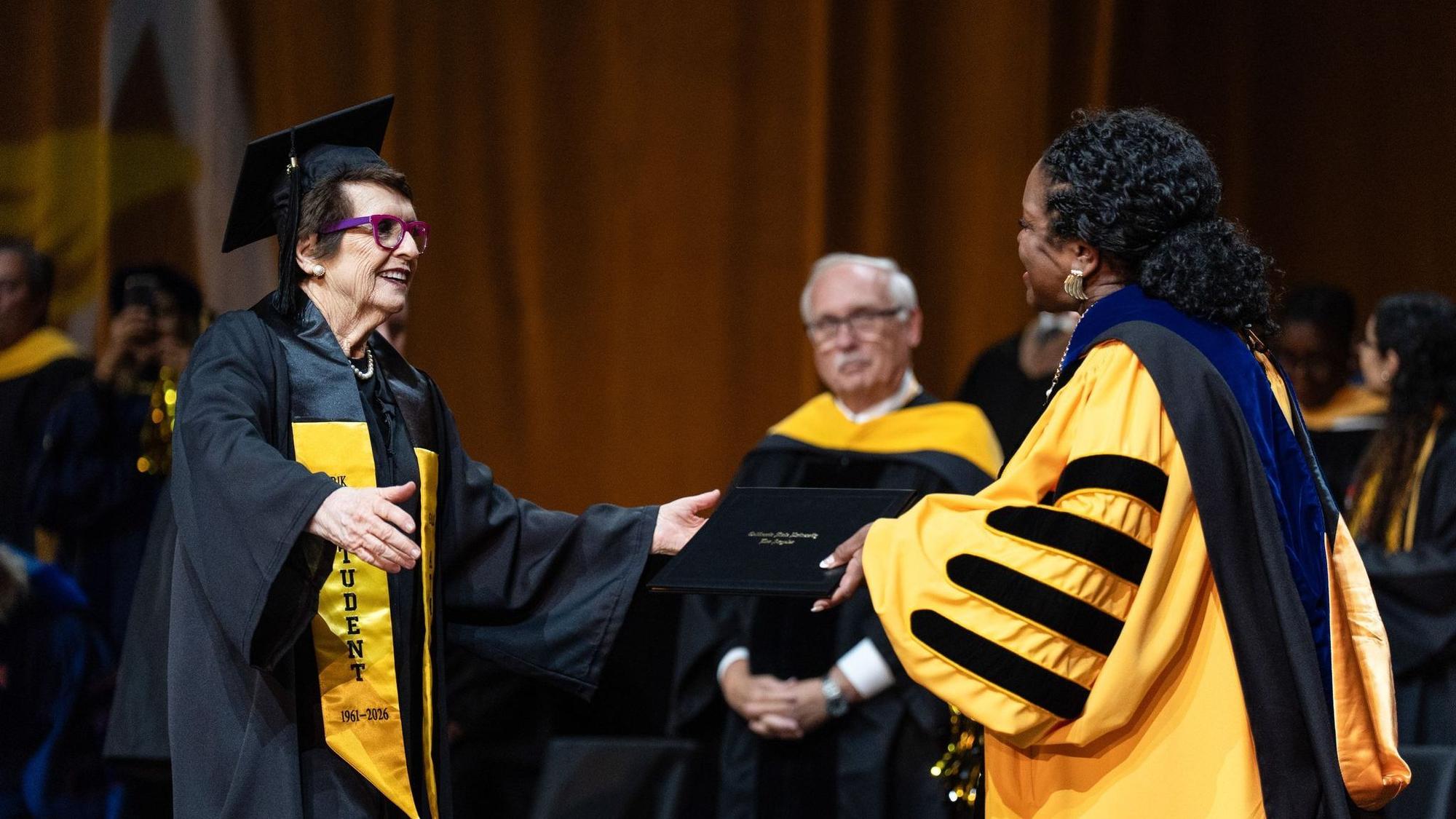 Billie Jean King macht Uniabschluss