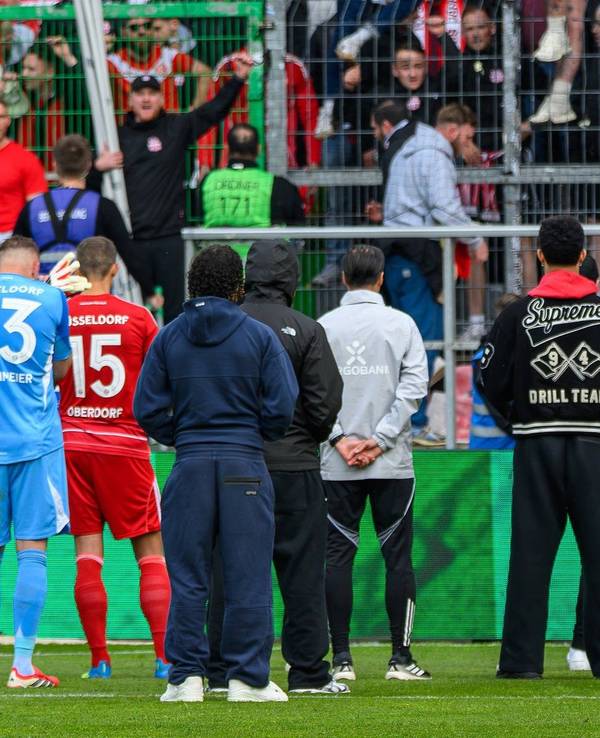 Nach dem Abstieg gehen die Spieler von Fortuna Düsseldorf zu ihren Fans.
