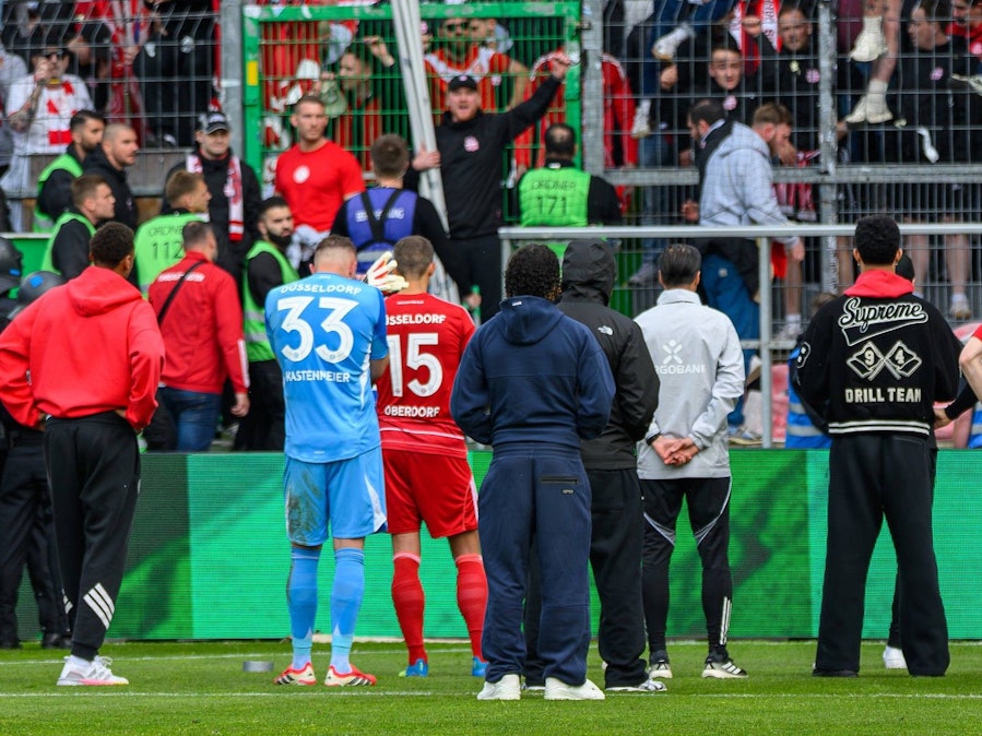Nach dem Abstieg gehen die Spieler von Fortuna Düsseldorf zu ihren Fans.