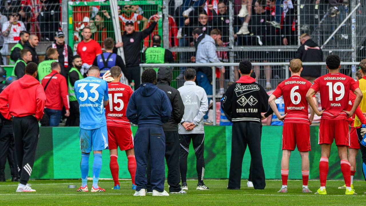 Nach dem Abstieg gehen die Spieler von Fortuna Düsseldorf zu ihren Fans.